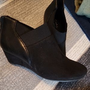 Croft & Borrow black leather and suede booties. Euc.